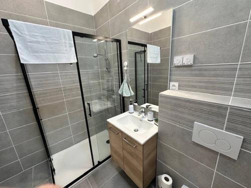 une salle de bain avec un lavabo et une douche dans l'établissement House 20 with 5 bedrooms lechaffardcom, à Satolas-et-Bonce