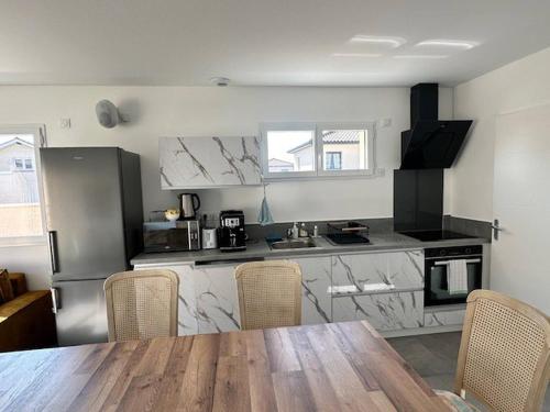 - une cuisine avec une table, des chaises et un comptoir dans l'établissement House with 5 bedrooms lechaffardcom, à Satolas-et-Bonce