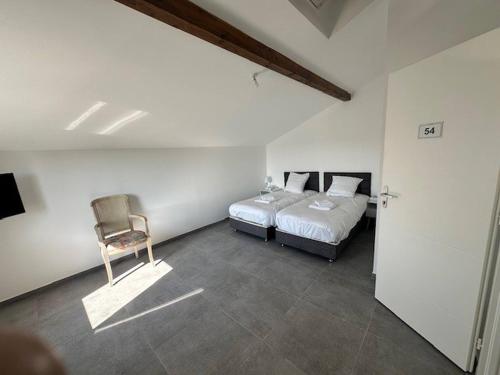 - une chambre avec 2 lits et une chaise dans l'établissement House with 5 bedrooms lechaffardcom, à Satolas-et-Bonce