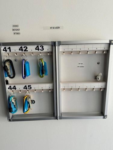 d'une porte avec un réfrigérateur et des distributeurs automatiques de boissons dans l'établissement House 40 With 5 Bedrooms Lechaffardcom, à Satolas-et-Bonce