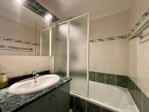 une salle de bain avec un lavabo, une douche et une baignoire dans l'établissement Maison à Carnac: 2 Chambres, 4 Couchages, Jardin, Parking, Proche Plage et Commerces - FR-1-377-46, à Carnac