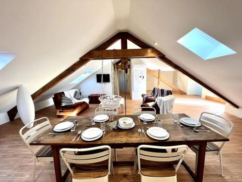 une salle à manger avec une table et des chaises en bois dans l'établissement 3 appartements réunis! Ascenseur Terrasse Vue, à Bagnères-de-Bigorre