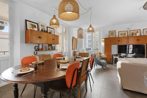 une salle à manger et un salon avec une table et des chaises dans l'établissement Superbe 120m2, proche centre, parking, à Saint-Raphaël