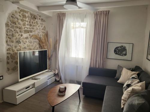 Μια τηλεόραση ή/και κέντρο ψυχαγωγίας στο Spacious town house with balcony