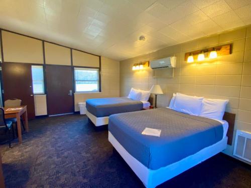 Una cama o camas en una habitación de Thousand Hills State Park Cabins