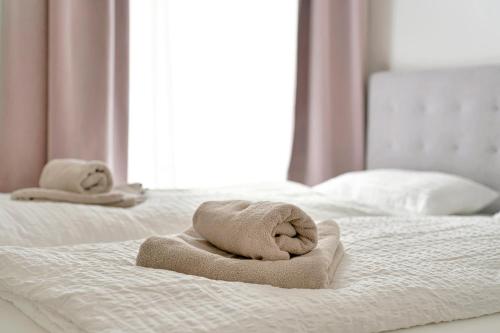 two towels are sitting on top of two beds at easy flat Villach main plaza in Villach