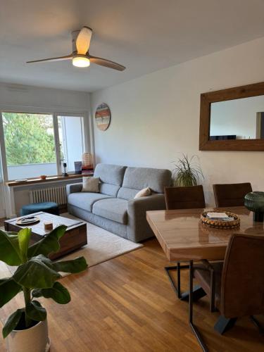 un salon avec un canapé et une table dans l'établissement La Perle Cozy, proche du lac, tout confort et équipé, à Annecy