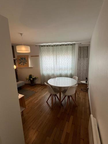 une salle à manger avec une table et des chaises dans une pièce dans l'établissement Le fonctionnel, à Tours