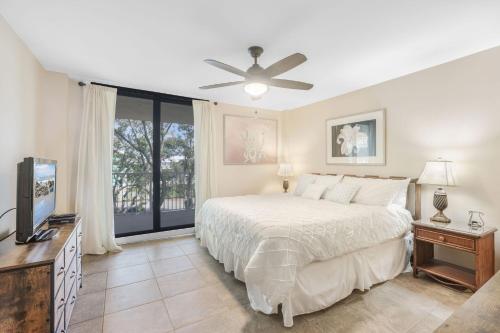 Postel nebo postele na pokoji v ubytování Compass Point 201 Pet-friendly for fee Boat ramp