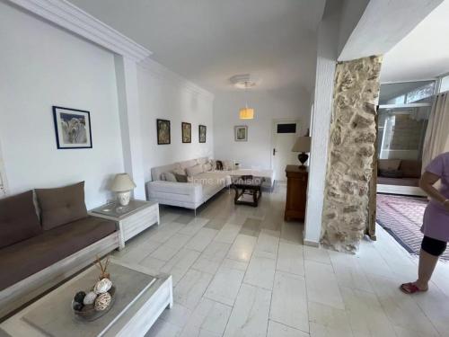 a living room with a couch and a table at location Maison d hotes a Chott Meriem in Kasnadar