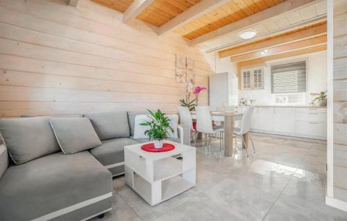 una sala de estar con un sofá y una mesa en 2 Bedroom Beautiful Home In Kolczewo, en Kołczewo
