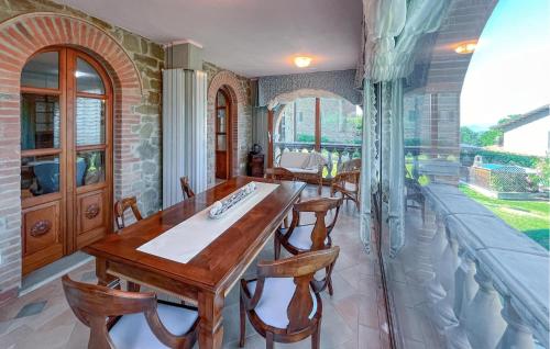 a dining room with a table and chairs at Awesome Apartment In Castel Rigone in Castel Rigone