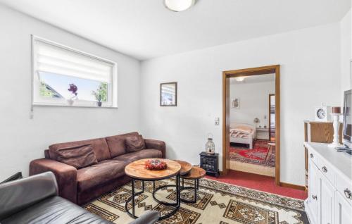 una sala de estar con un sofá y una mesa en 2 Bedroom Nice Apartment In Hildfeld, en Winterberg