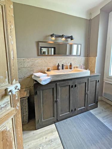 une salle de bain avec un lavabo et un miroir dans l'établissement La Maison d'Angèle, au Thoronet