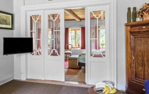 TV a/nebo společenská místnost v ubytování 4 Bedroom Lovely Home In Horslunde