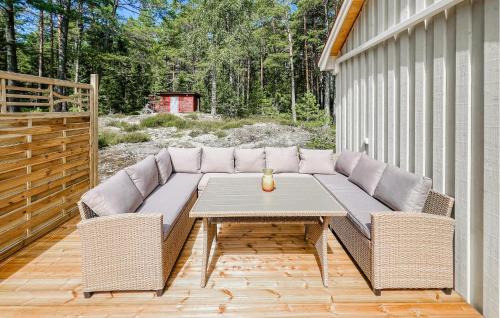 セフレにあるCozy Home In Säffle With Lake Viewのパティオ(ソファ、デッキのテーブル付)