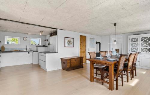 Dapur atau dapur kecil di Cozy Home In Øster Assels With Wifi
