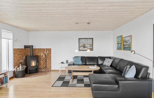 Ruang duduk di Cozy Home In Øster Assels With Wifi