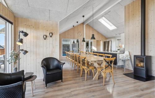 Dapur atau dapur kecil di Lovely Home In Bogense With Sauna