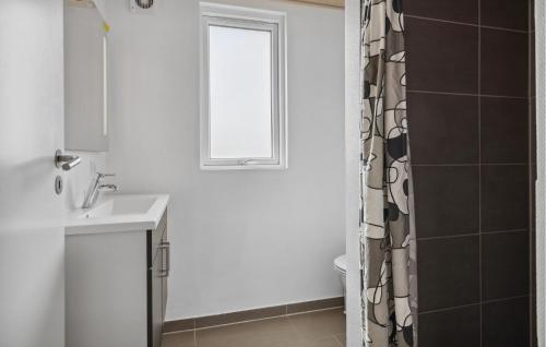 Bilik mandi di Lovely Home In Bogense With Sauna