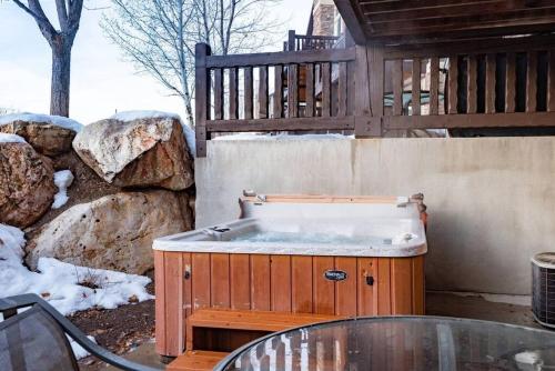 Photo de la galerie de l'établissement Powder Palace with Hot Tub and Resort Amenities, à Huntsville