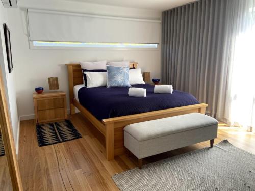 Postel nebo postele na pokoji v ubytování Lavish Home 4mins to the Beach Pet- Friendly House - Hosted by Canstay