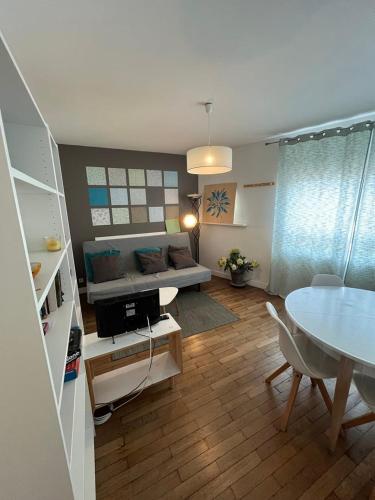 un salon avec un canapé et une table dans l'établissement Le fonctionnel, à Tours