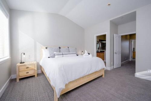 Postel nebo postele na pokoji v ubytování Heaven's Gate with Resort Amenities