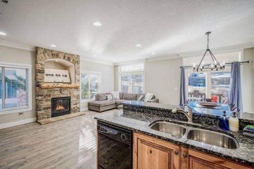 Kuchyň nebo kuchyňský kout v ubytování Heaven's Gate with Resort Amenities