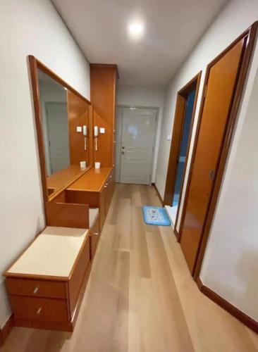 un bagno con due lavandini e uno specchio di Riverbank suites apartment level 9 a Kuching