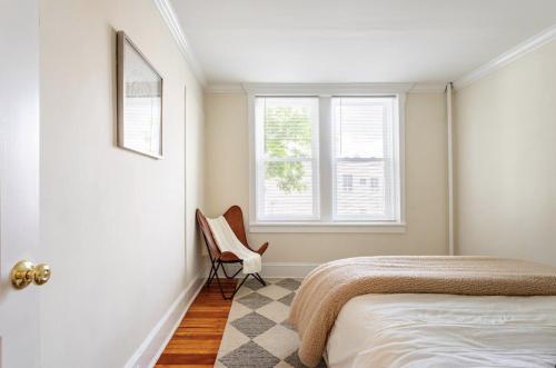 Postel nebo postele na pokoji v ubytování Dreamy 2BR in Downtown Princeton