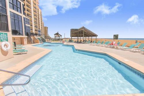 Kolam renang di atau dekat dengan Phoenix I 1112-11th floor splash pad beachfront