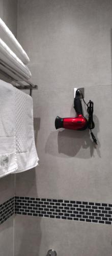 a red baseball bat on the wall of a bathroom at Maravilloso Apartamento Copacabana in Rio de Janeiro
