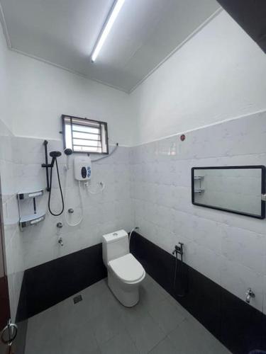 Kota BharuFZ's Paduka Homestay Kubang Kerian的带马桶和淋浴的浴室