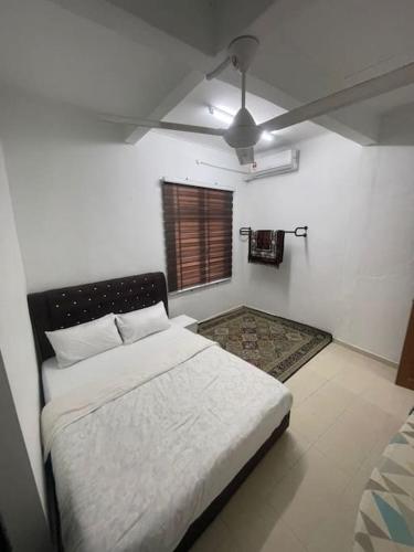 Kota BharuFZ's Paduka Homestay Kubang Kerian的卧室配有白色的床和天花板