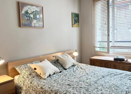 une chambre avec un lit avec deux oreillers dessus dans l'établissement calme et élégance, à Paris