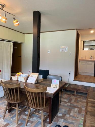 una stanza con tavolo e sedie con scatole di WAY SHIRAKAWAGO - Private, Free Parking and Newly Opened 2022 WAY SHIRAKAWAGO a Shirakawa