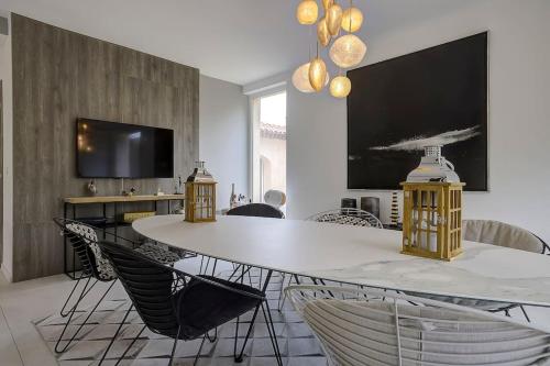 une salle à manger avec une table et des chaises blanches dans l'établissement Villa Julia First, à Vallauris