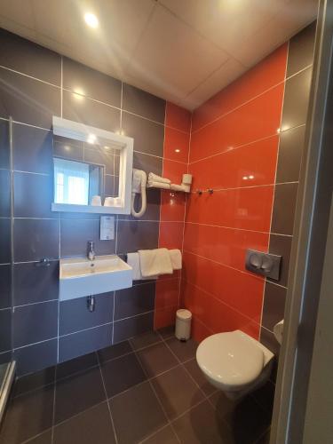 a bathroom with a sink and a toilet at KYRIAD ORANGE Centre Ville - HOTEL & RESTAURANT & BAR - La Galerie d'Art des Princes - Provence Alpes Côte d'Azur - France - Proche A7-A9 - exit21- Châteauneuf-du-Pape Avignon Bollene Nimes - 24h-24h in Orange
