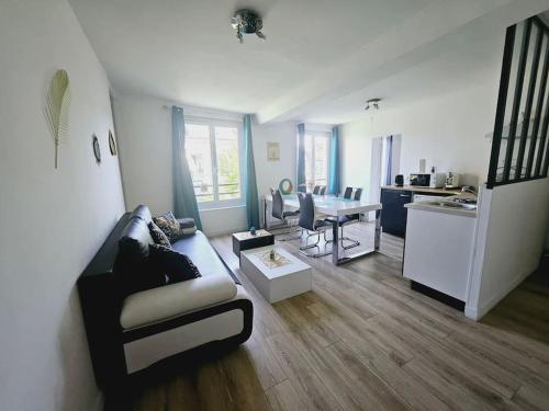 un salon avec un canapé et une table dans l'établissement Le Grand Coty, 6 personnes, Hypercentre, au Havre