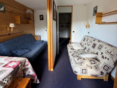 Cette petite chambre comprend un canapé et un lit. dans l'établissement Studio fonctionnel accès pistes, balcon, animaux admis - FR-1-181-2273, à La Plagne Tarentaise