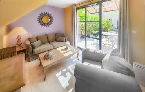 un salon avec un canapé et une table dans l'établissement Beautiful Home In Saint Laurent De La Cabrerisse, à Saint-Laurent-de-la-Cabrerisse