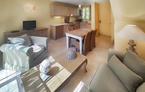 un salon avec un canapé et une table dans l'établissement Beautiful Home In Saint Laurent De La Cabrerisse, à Saint-Laurent-de-la-Cabrerisse