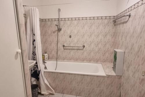 une salle de bain avec baignoire et douche dans l'établissement Spacieux en plein centre, à Sète