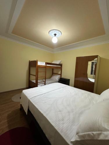 una camera con due letti a castello e uno specchio di Xhani Camping&Farm a Gucia e Re