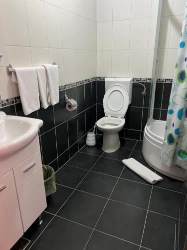 Bilik mandi di Hotel Dalija