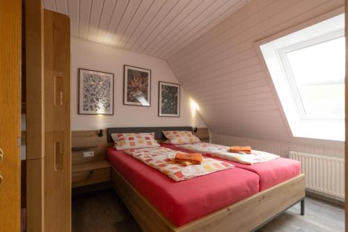 una camera con due letti in mansarda di Ferienhof-Gerda-Ferienwohnung-Sternenhimmel a Oberkirnach