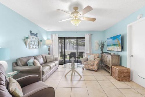 Χώρος καθιστικού στο Seaside Beach 2102- Beachside Ground floor