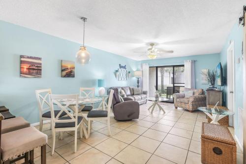 Χώρος καθιστικού στο Seaside Beach 2102- Beachside Ground floor
