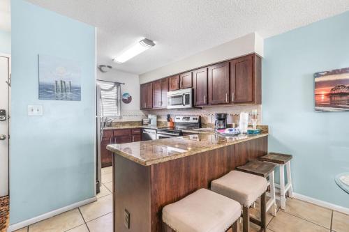 Η κουζίνα ή μικρή κουζίνα στο Seaside Beach 2102- Beachside Ground floor